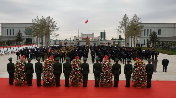我县举行烈士纪念日公祭活动.jpg